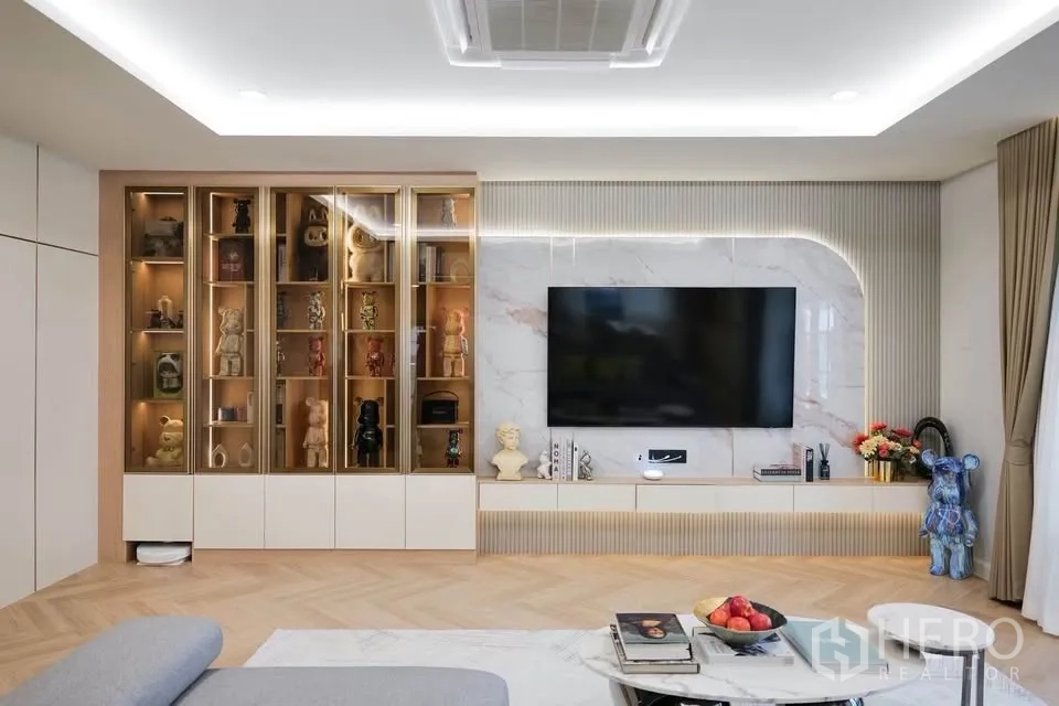 独栋房屋 for sale in Bang Phli, Samut Prakan - 客厅大理石电视墙与高挑灯光展示柜。
