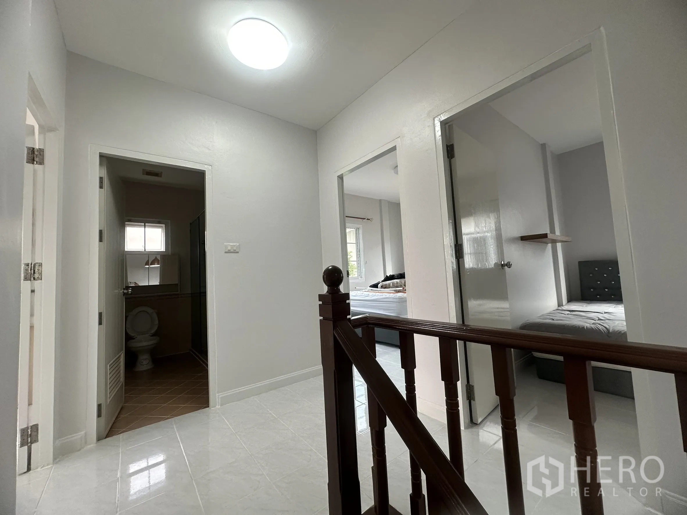 Townhouse for sale in Lam Luk Ka, Pathum Thani - Upstairs landing connecting bedrooms and bathroom.