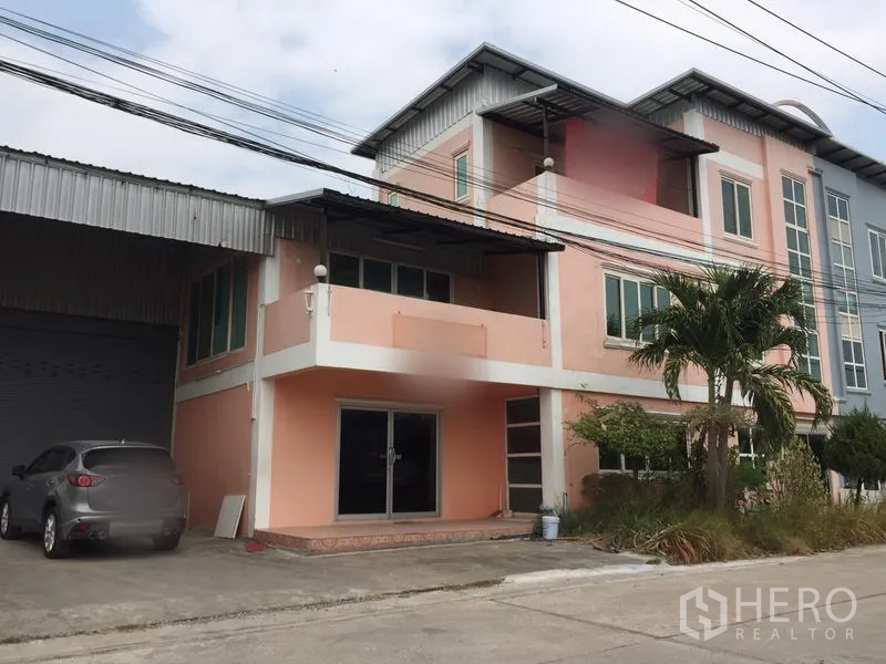 Factory for rent in Lam Luk Ka, Pathum Thani - Three-storey factory with attached warehouse, roller shutter loading bay and parking in Lam Luk Ka, Pathum Thani.