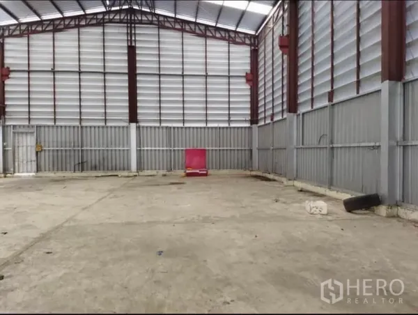 Warehouse for rent in Lat Krabang, Bangkok - High-ceiling warehouse interior with steel trusses and concrete floor.