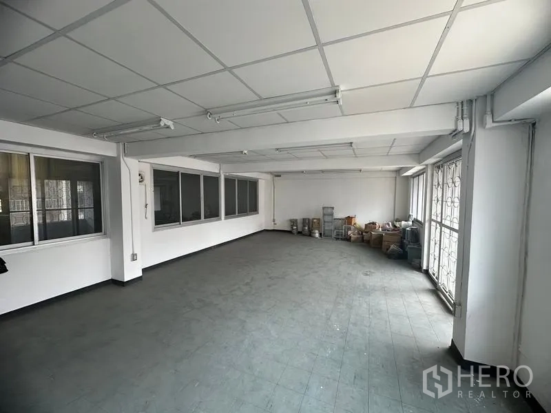 工厂 出租或出售在Khlong Luang, Pathum Thani - 大面积办公室，格栅吊顶，采光良好。