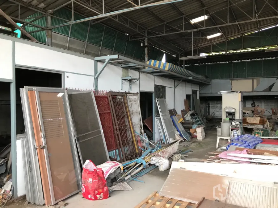 货栈 出租在Bang Phli, Samut Prakan - 邦普里仓库内部，带分隔办公室，金属屋顶，建材堆放在混凝土地面上