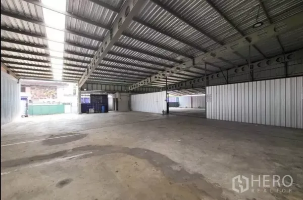 Warehouse for rent in Din Daeng, Bangkok - Wide warehouse floor with skylights, corrugated steel partitions and high ceiling.