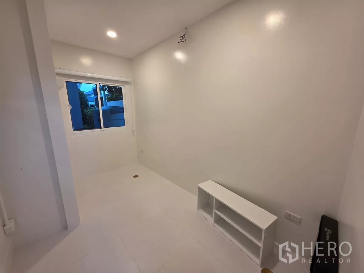 Detached House for rent in Bang Phli, Samut Prakan - Compact spare room with window and tiled floor ready for setup.