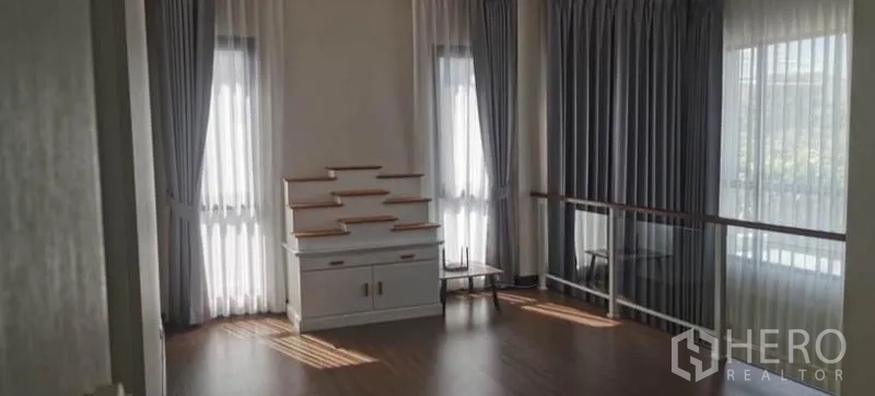 Detached House for rent - Bright upstairs landing with large windows, sheer curtains and warm wood flooring.