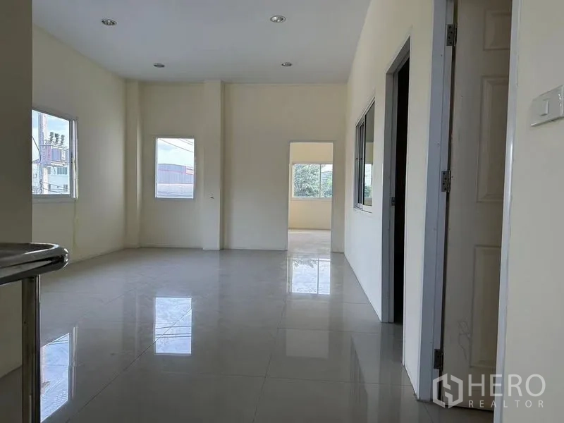 Warehouse for rent in Mueang Samut Sakhon, Samut Sakhon - Second-floor office corridor with doors and windows, polished tile flooring and natural light.