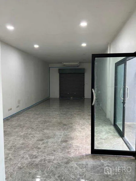货栈 出租在Bang Khun Thian, Bangkok - 采光良好的玻璃隔断办公室，抛光瓷砖地面