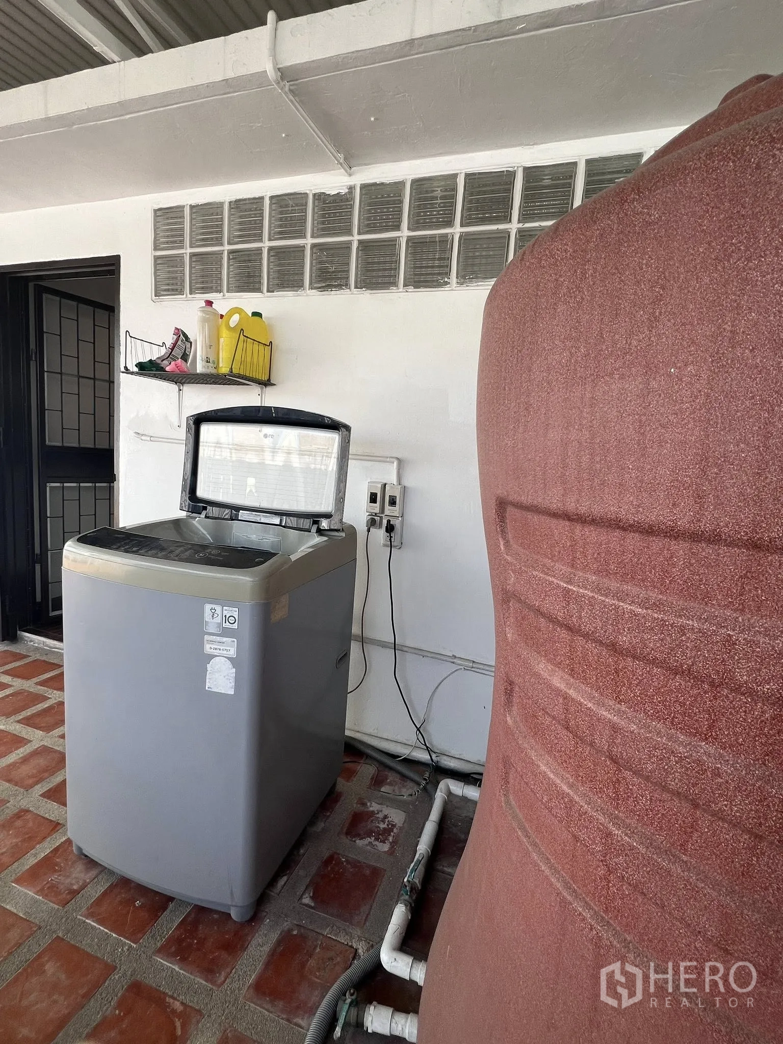 联排别墅 for rent or sale in Watthana, Bangkok - 屋顶实用区配洗衣机与水塔。