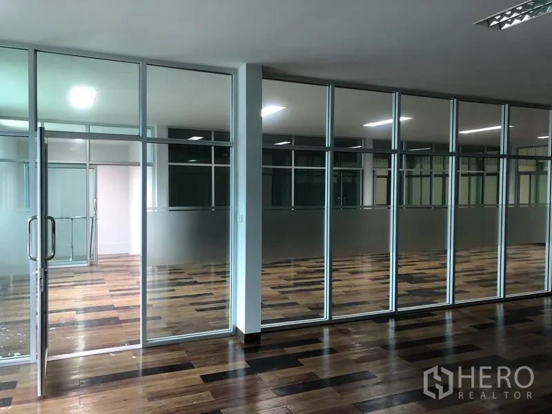 工厂 出租在Samut Prakan - 会议室与办公室由大型玻璃隔断及推拉门分隔。