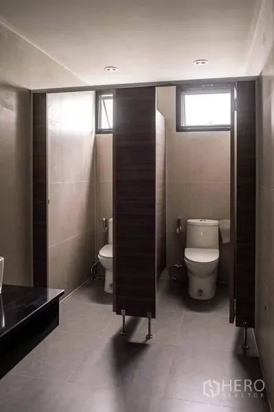 家庭办公室 for rent or sale in Lak Si, Bangkok - 现代卫生间，隔断坐厕并设高窗采光。