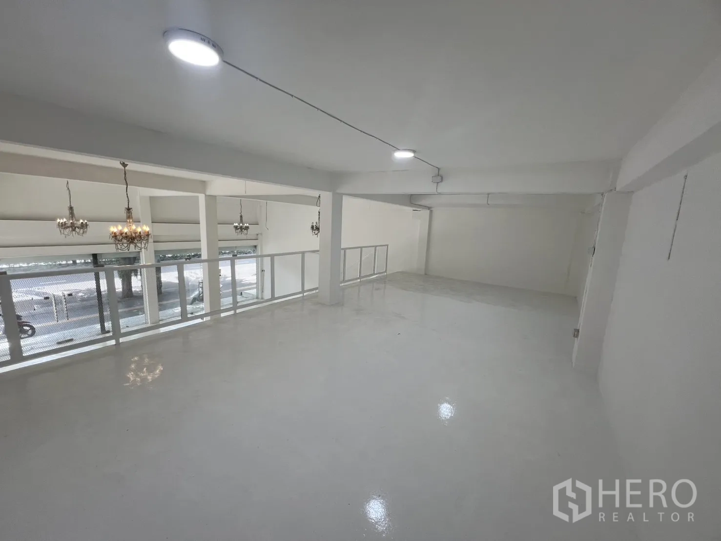 Retail Space for rent in Khlong Toei, Bangkok - Mezzanine level overlooking the shopfront with bright white floors and railings.