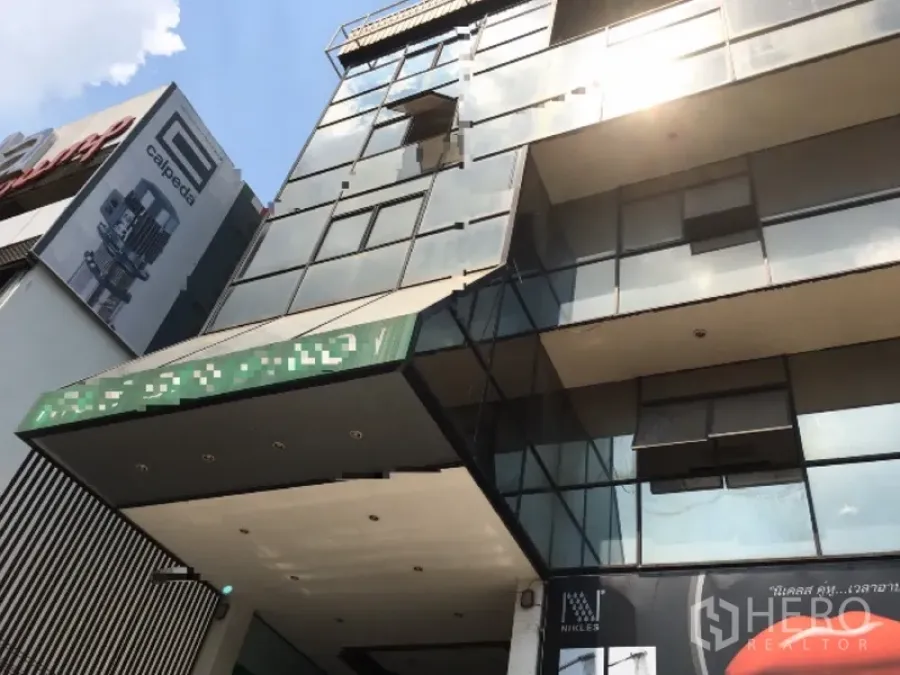 Home Office for rent in Huai Khwang, Bangkok - Modern glass-front home office building exterior in Huai Khwang with sunlit facade.