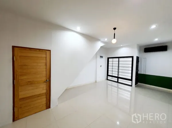 带办公室的家 出租在Khlong Toei, Bangkok - 可作客厅或办公区的开放空间，木门与大窗和推拉门。