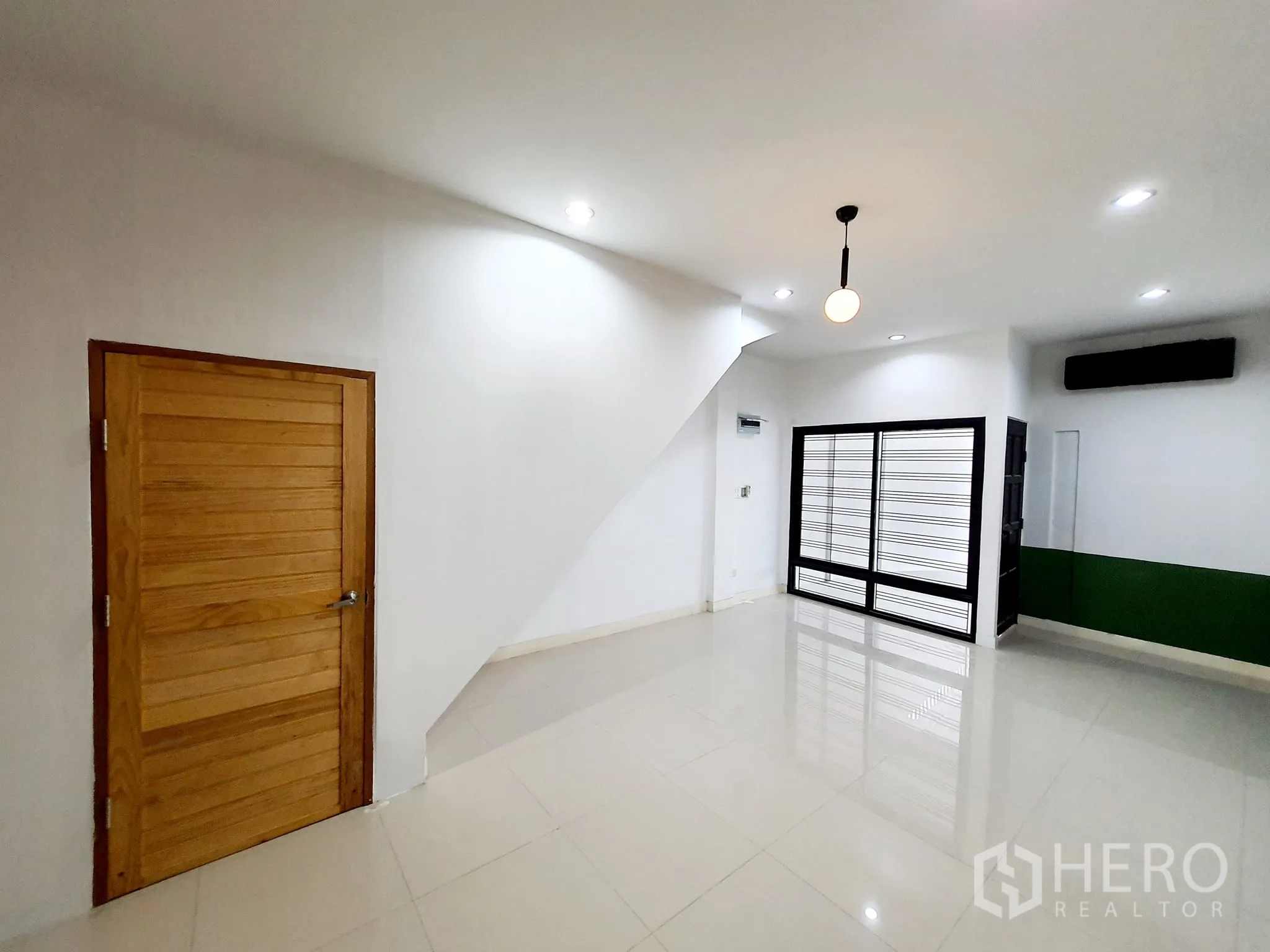带办公室的家 出租在Khlong Toei, Bangkok - 可作客厅或办公区的开放空间，木门与大窗和推拉门。