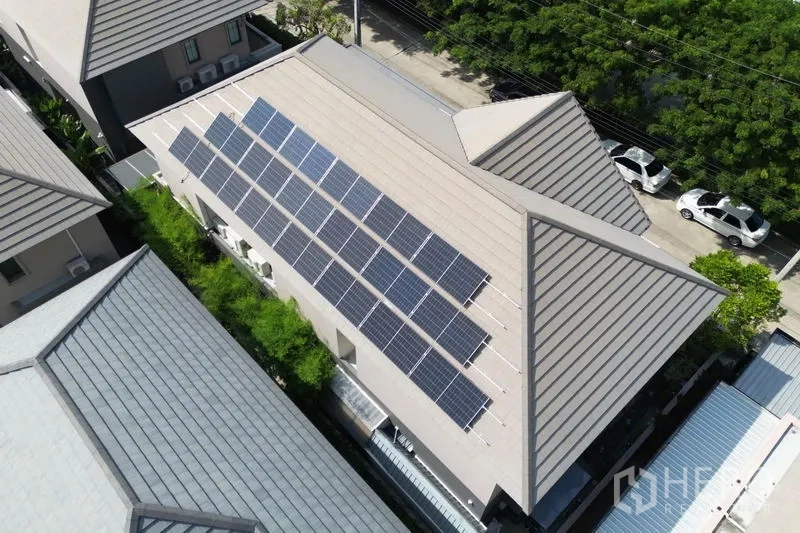 บ้าน ขายในPak Kret, Nonthaburi - ภาพมุมสูงหลังคาบ้านติดตั้งแผงโซลาร์เซลล์หลายแผง