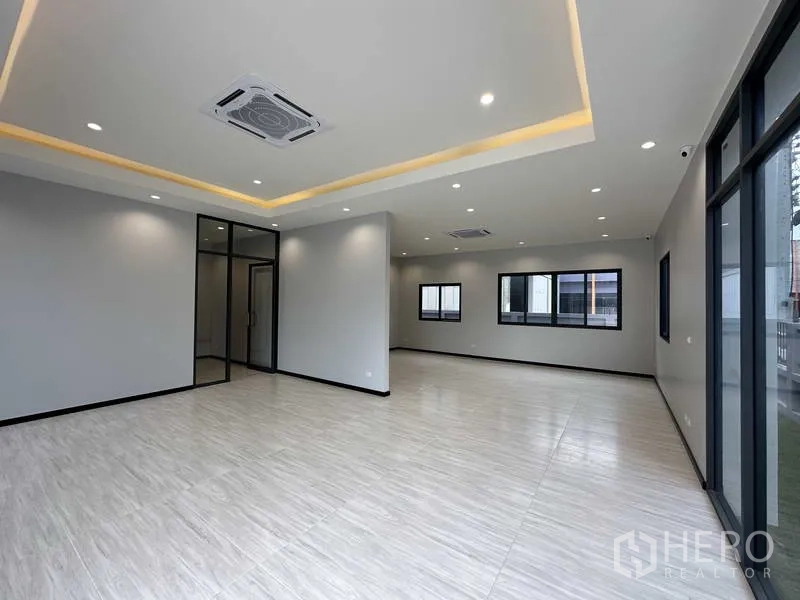 工厂 出租或出售在Lam Luk Ka, Pathum Thani - 现代办公室，玻璃隔间、下沉式照明与自然采光。