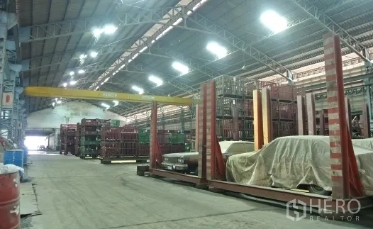Factory for sale in Bang Phli, Samut Prakan - Industrial storage area with racks, frames and an overhead crane.