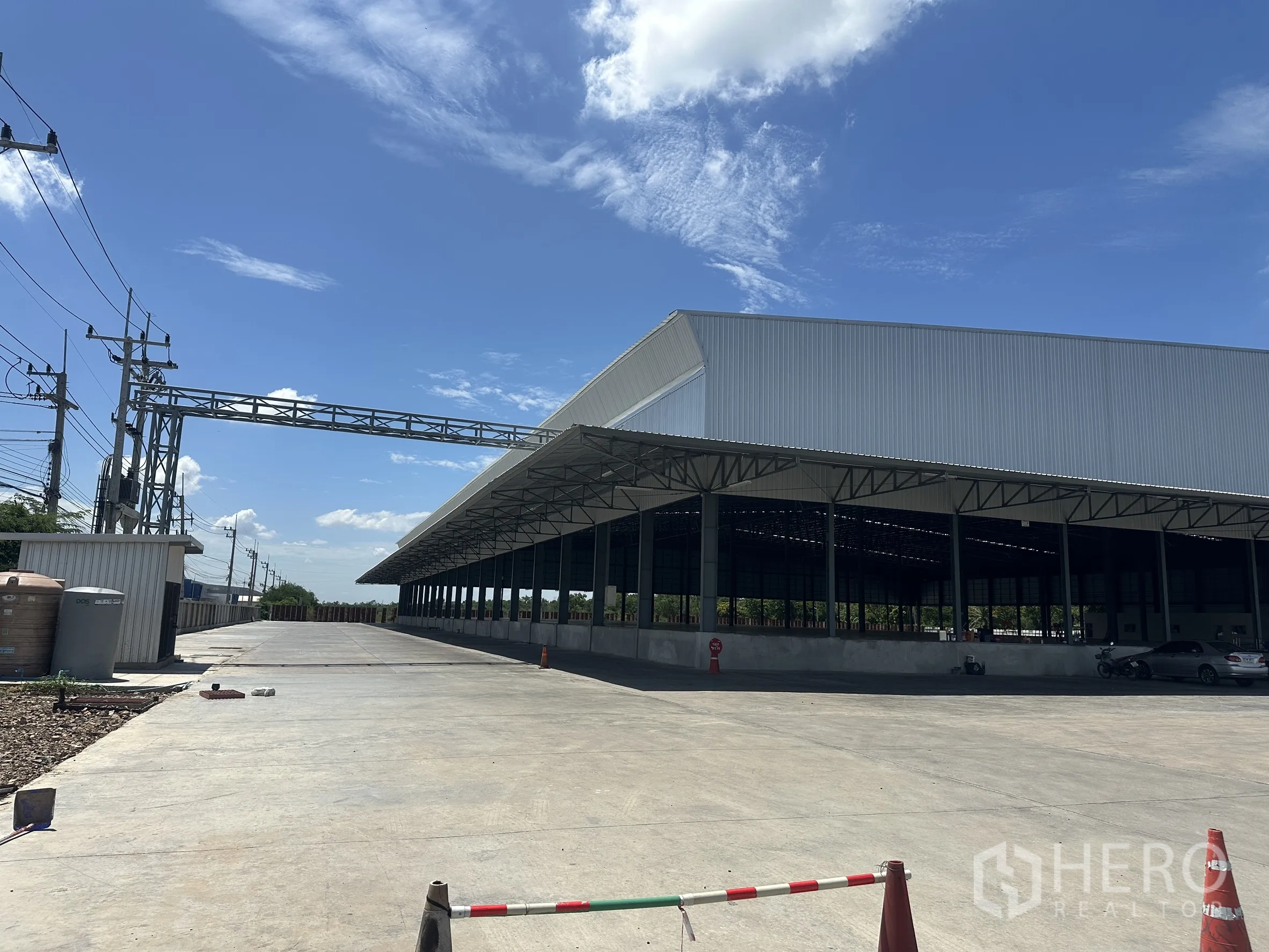 Warehouse for rent in Wang Noi, Phra Nakhon Si Ayutthaya - Site access road running along the warehouse side with canopy and service area.