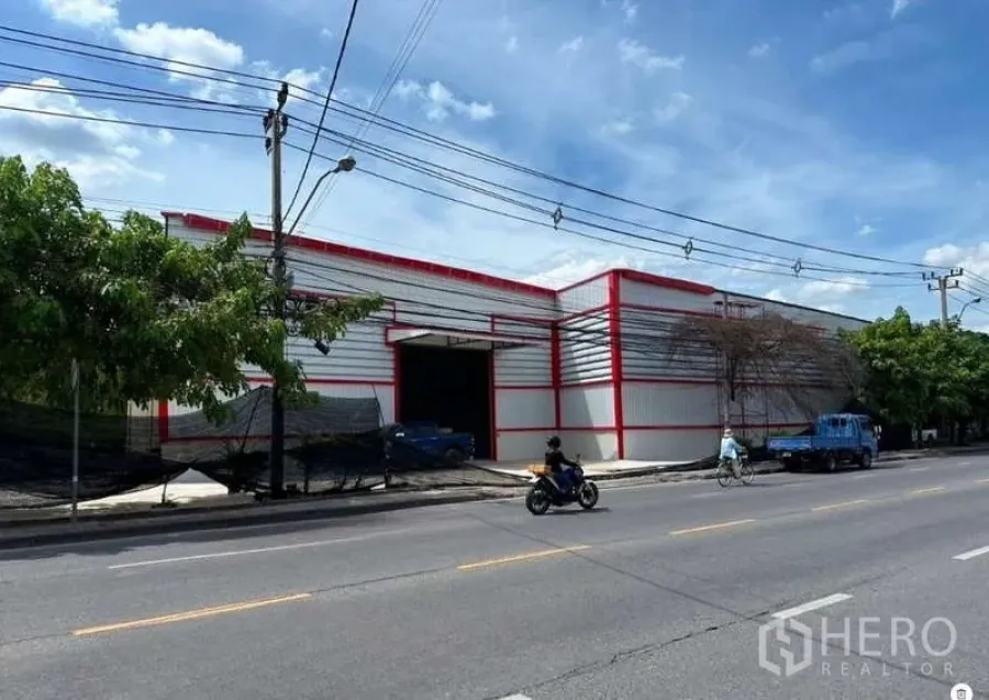 Warehouse for rent in Sai Mai, Bangkok - Frontage of the warehouse on a main road with wide entrance and parking apron.