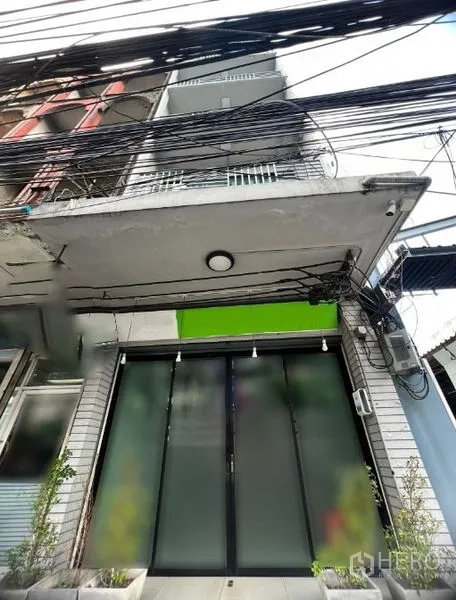 店屋 出租在Watthana, Bangkok - 临街店屋外观，磨砂玻璃滑门与上方阳台