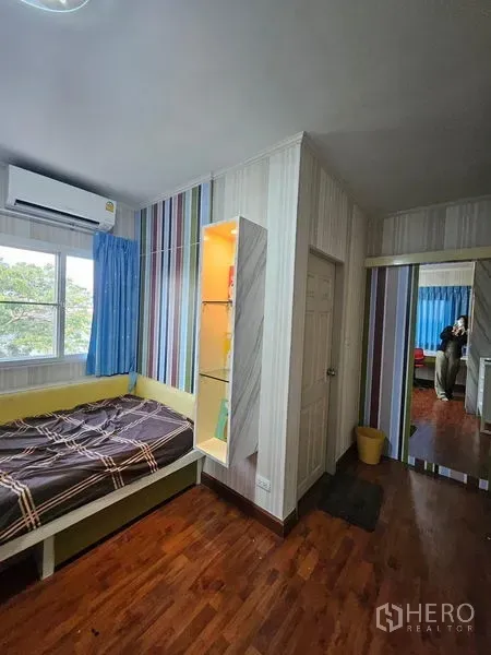 Detached House for rent - Compact bedroom with striped wallpaper, single bed, display shelf and wood flooring.