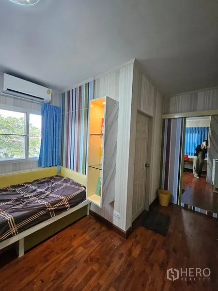 Detached House for rent - Compact bedroom with striped wallpaper, single bed, display shelf and wood flooring.