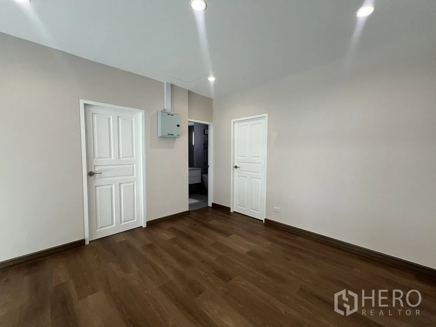 Detached House for rent in Mueang Samut Prakan, Samut Prakan - Upper hall with railing overlooking the stairwell.