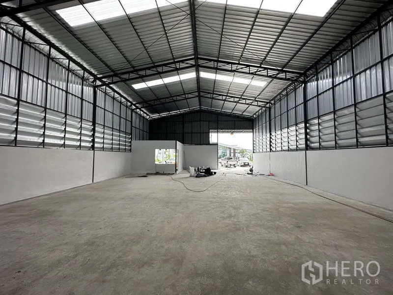 Warehouse for rent in Lam Luk Ka, Pathum Thani - Large clear floor area inside the warehouse facing the main roller door and loading bay.
