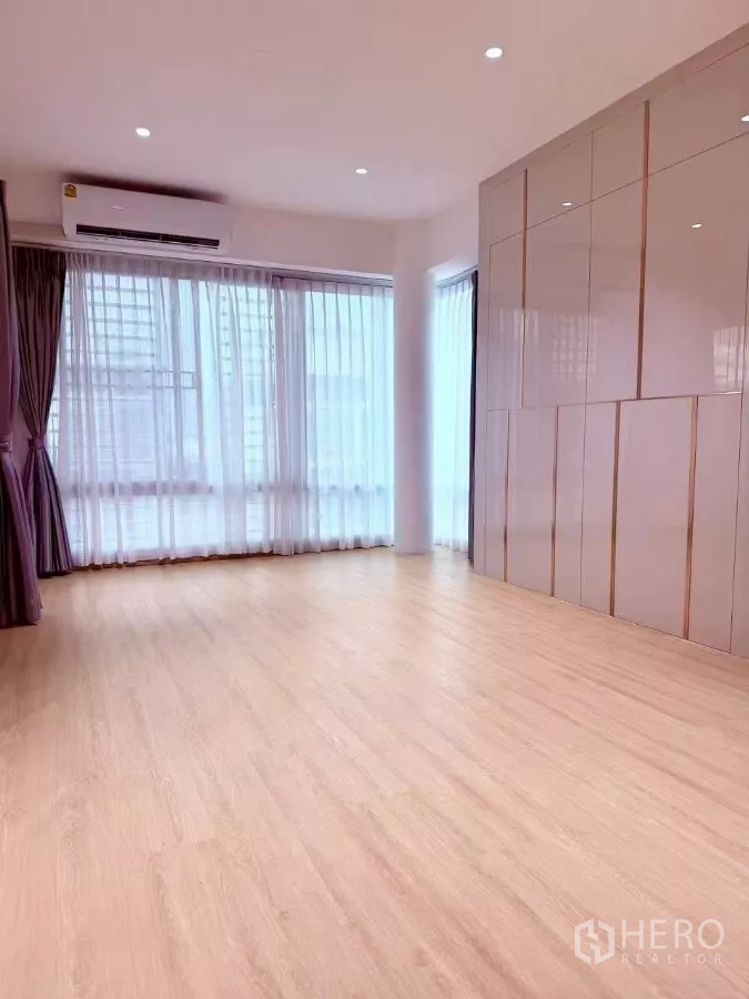 带办公室的家 出租或出售在Wang Thonglang, Bangkok - 采光充足的木地板房，落地窗与纱帘。