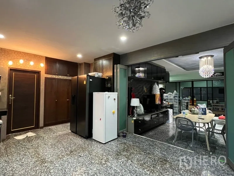 工厂 出售在Wang Thonglang, Bangkok - 厨房与客厅角度，内置柜、吊灯与家电。