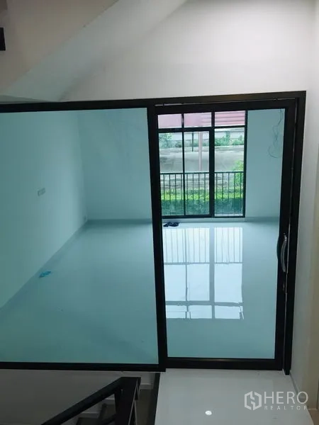 Home Office for rent in Wang Thonglang, Bangkok - Sliding glass door to a room with floor-to-ceiling window and a compact balcony.