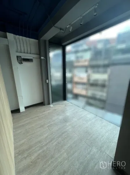 Office Space for rent in Watthana, Bangkok - Compact nook beside floor-to-ceiling frosted window with wall-mounted air conditioner.