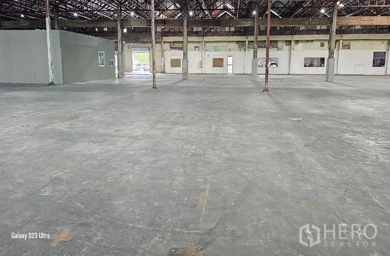 货栈 出租在Lam Luk Ka, Pathum Thani - 内部区域铺设混凝土，带小型内置办公室与卷帘门开口。