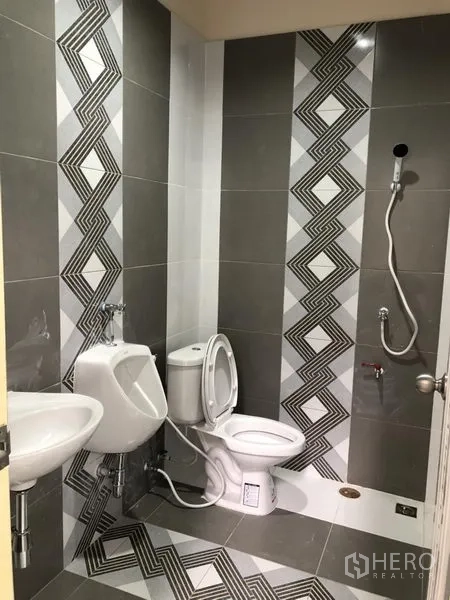Factory for rent in Khlong Luang, Pathum Thani - Clean restroom with toilet, urinal, sink and shower set.