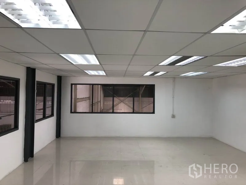 货栈 出租在Mueang Samut Prakan, Samut Prakan - 明亮的夹层办公室，格栅天花与多扇窗户。