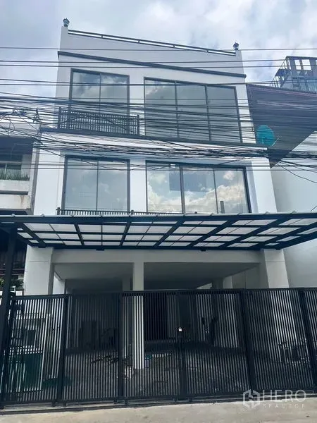 สำนักงานที่บ้าน ให้เช่าหรือขายในWatthana, Bangkok - อาคารโฮมออฟฟิศ 3 ชั้นสไตล์โมเดิร์น หน้าต่างบานสูงเต็มผนัง พร้อมรั้วและที่จอดรถในร่ม