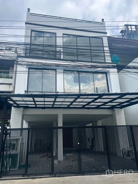 สำนักงานที่บ้าน ให้เช่าหรือขายในWatthana, Bangkok - อาคารโฮมออฟฟิศ 3 ชั้นสไตล์โมเดิร์น หน้าต่างบานสูงเต็มผนัง พร้อมรั้วและที่จอดรถในร่ม