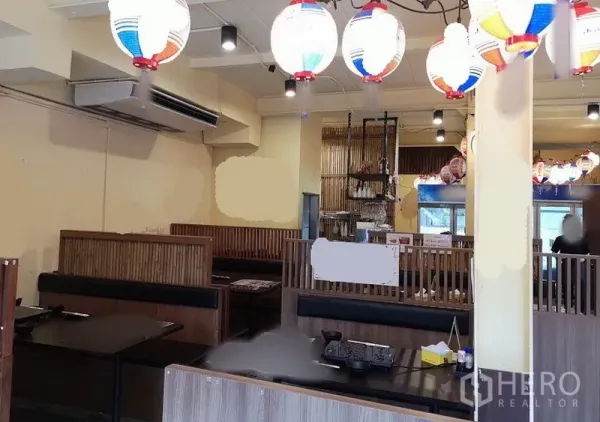 Shophouse for rent in Watthana, Bangkok - Restaurant-style interior of a shophouse featuring wood booth seating, hanging lantern lights, service counter and air-conditioning.