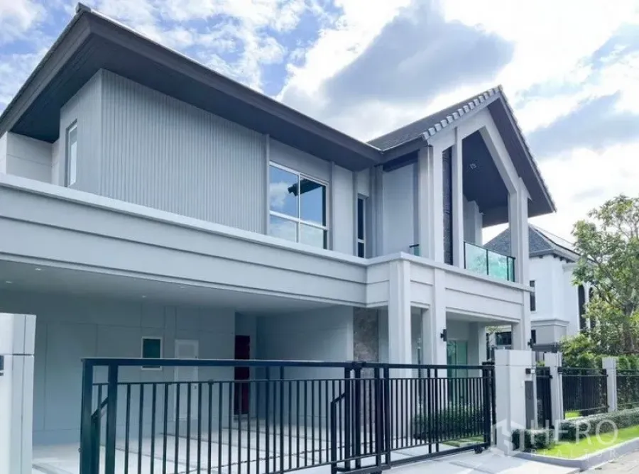Detached House for rent - Modern two-storey detached house exterior with gated driveway and balcony.