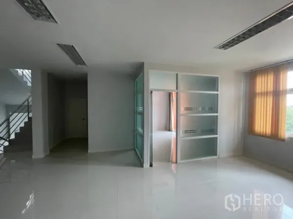 Factory for rent in Lam Luk Ka, Pathum Thani - Bright office area with glass-partition room and large windows.
