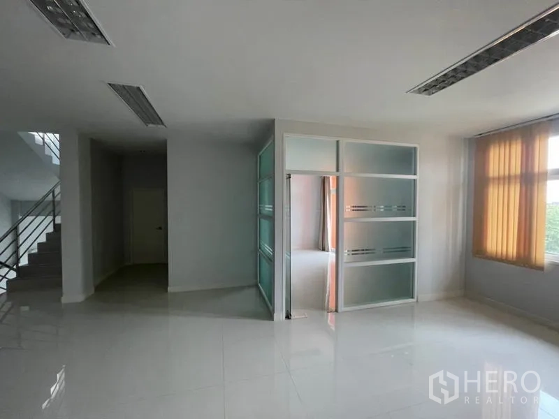 Factory for rent in Lam Luk Ka, Pathum Thani - Bright office area with glass-partition room and large windows.