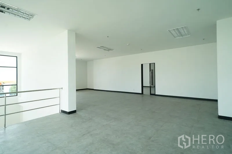 货栈 出租在Khlong Luang, Pathum Thani - 开放式办公室区域，栏杆、瓷砖地面与玻璃门会议室