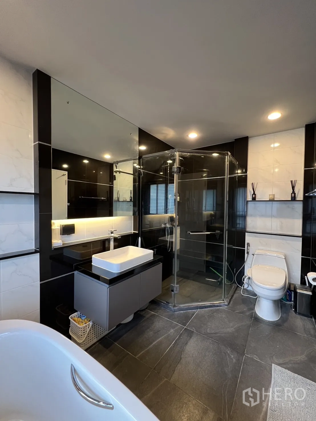 Detached House for rent or sale in Bang Kapi, Bangkok - Master bathroom with glass shower enclosure, vanity and toilet.