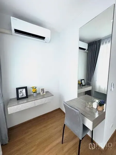 Townhouse for rent in Bang Phli, Samut Prakan - Bright workspace with wall-mounted desk, full-height mirror, wood floor and air-conditioning.