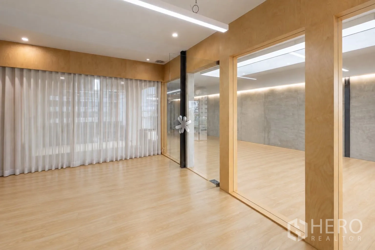 零售空间 for rent in Watthana, Bangkok - 玻璃分隔的房间，配纱帘与LED灯带、木地板。
