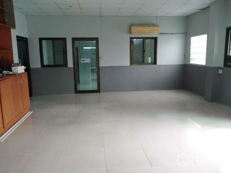 Factory for rent in Saphan Sung, Bangkok - Clean office room with tiled floor, windows, air conditioner and built‑in cabinetry.