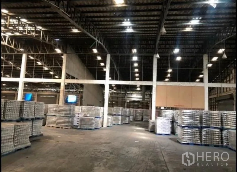 工厂 出租在Bang Khla, Chachoengsao - 宽阔储存大厅，照明明亮，多个装卸与堆垛区域。