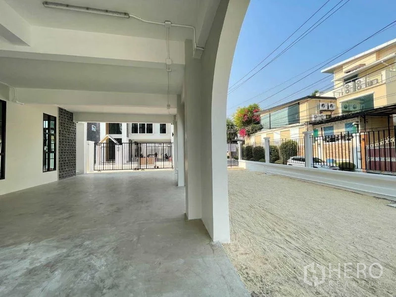 带办公室的家 出租在Bang Kapi, Bangkok - 带顶车道与入口，面向围栏街区的大门。