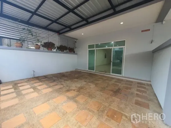 Home Office for rent or sale in Yan Nawa, Bangkok - Covered carport and front terrace with sliding glass doors to the interior.