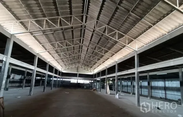 คลังสินค้า ให้เช่าในSaphan Sung, Bangkok - มุมมองทางเดินกลางของโกดัง ใต้หลังคาโครงเหล็กแบบสแปนกว้าง